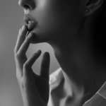 黑白高冷女生头像 - 优雅与冷艳的完美结合