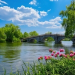 一座石拱桥横跨在湖面的风景头像图片