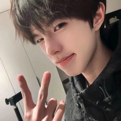 必存帅气青春男生头像：青春感与帅气兼具