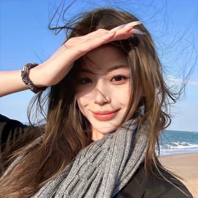 夏日海边女生头像合集：蓝白海岸背景，温柔又出片