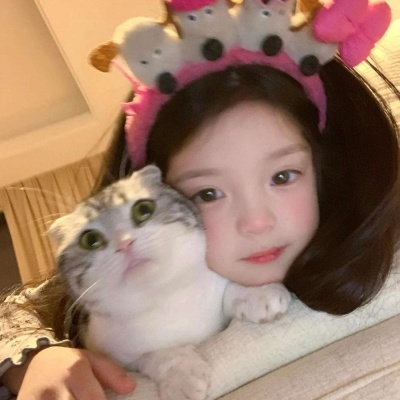 萌化啦！可爱抱猫萌娃女生头像来袭