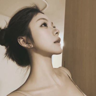被复古滤镜下的气质女生头像美哭